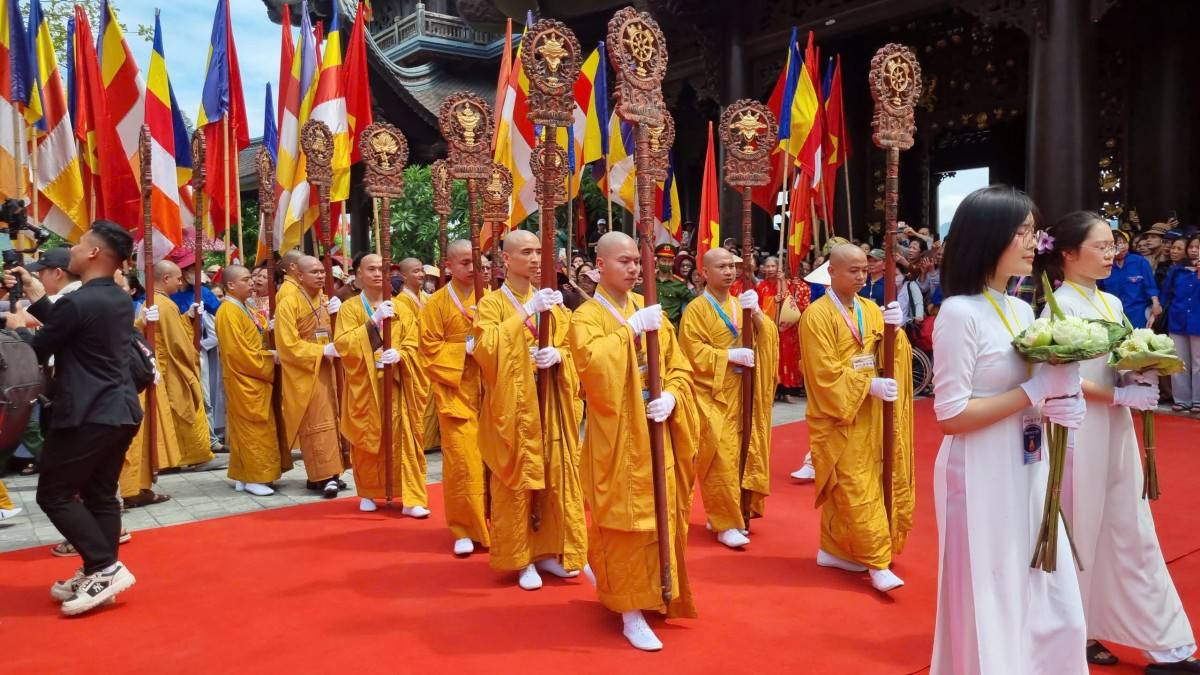 Hàng nghìn du khách chiêm bái xá lợi Đức Phật tại chùa Tam Chúc