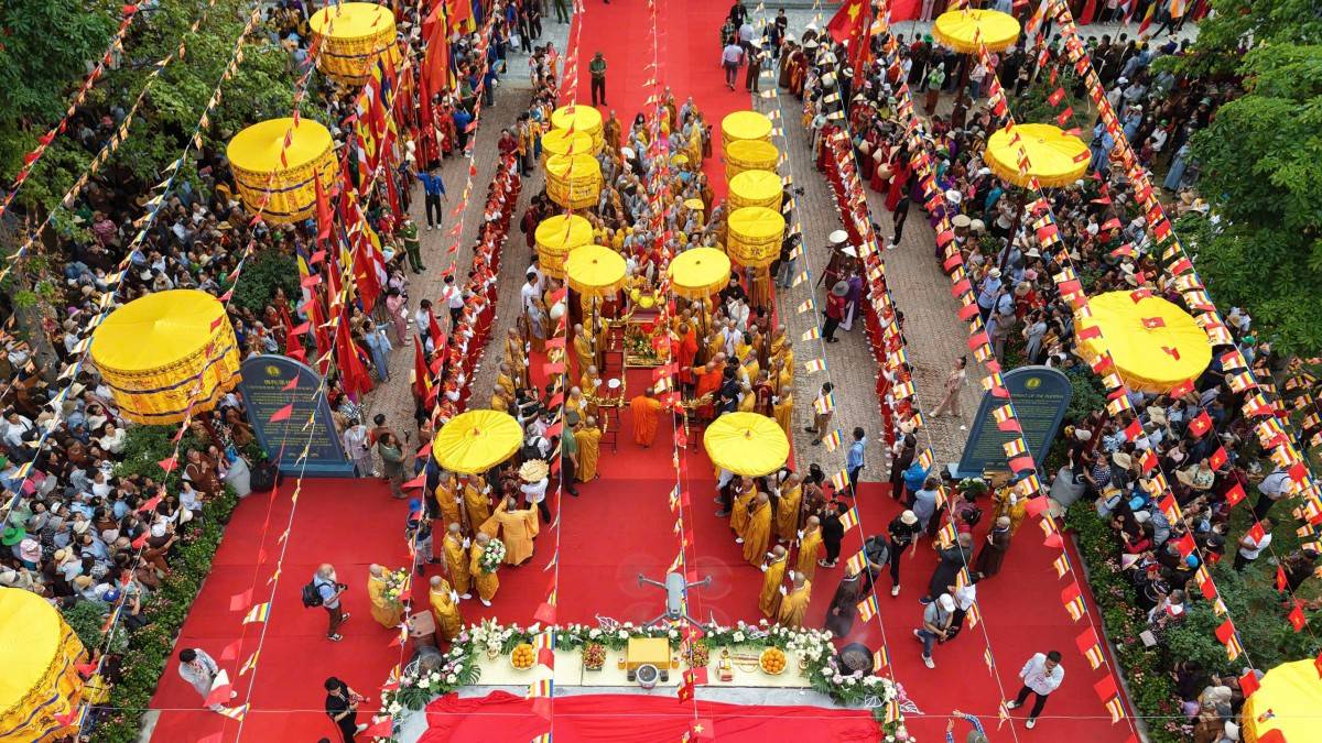 Hàng nghìn du khách chiêm bái xá lợi Đức Phật tại chùa Tam Chúc