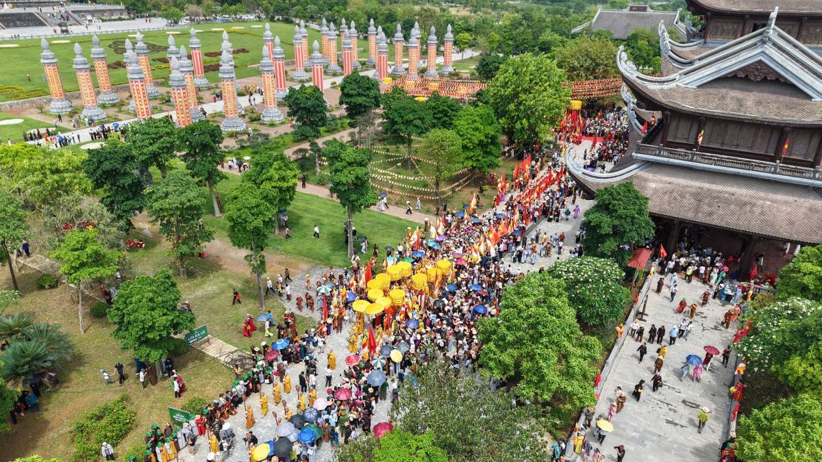 Hàng nghìn du khách chiêm bái xá lợi Đức Phật tại chùa Tam Chúc