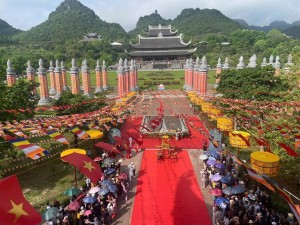 Hàng nghìn du khách chiêm bái xá lợi Đức Phật tại chùa Tam Chúc