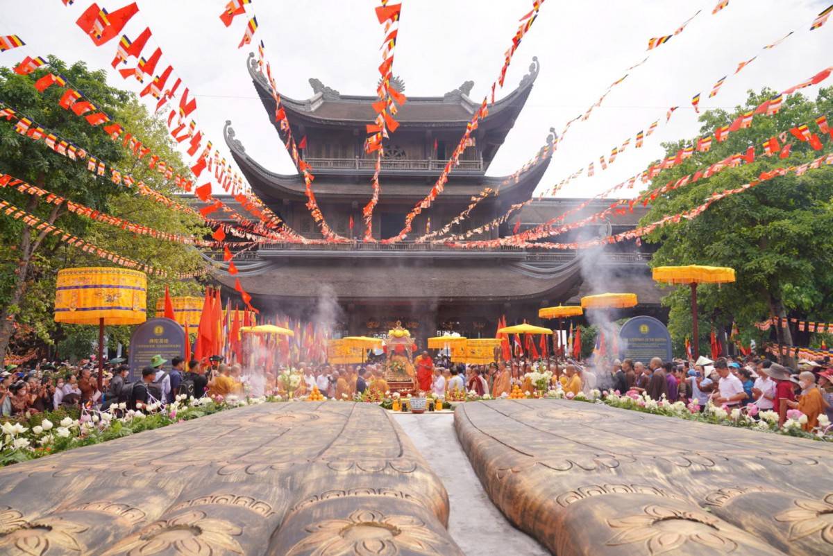 Dấu chân Phật Đà: Biểu tượng thiêng liêng của từ bi trí tuệ, vô ngã vị tha tại Chùa Tam Chúc.