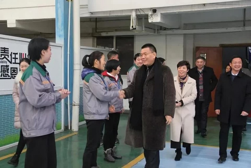   Tỷ phú Bian Ximing trong chuyến thăm một trong những nhà máy của Zhongcai ở tỉnh Chiết Giang năm 2018. Ảnh: Zhongcai Merchants Investment Group Co./WeChat. 