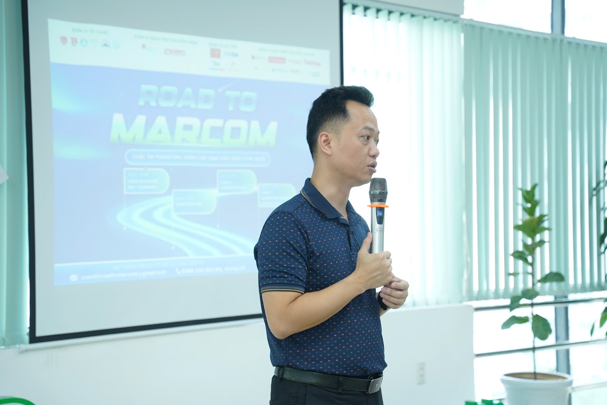 DS. Vũ Hoài Nam chia sẻ góc nhìn của mình với các đội thi