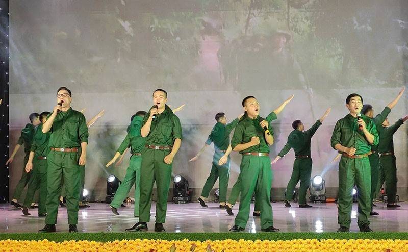 Hơn 100 diễn viên quần chúng tham gia trình diễn trang phục các dân tộc tỉnh Yên Bái năm 2025