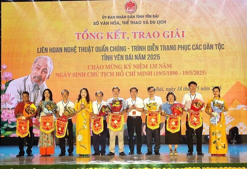 Hơn 100 diễn viên quần chúng tham gia trình diễn trang phục các dân tộc tỉnh Yên Bái năm 2025