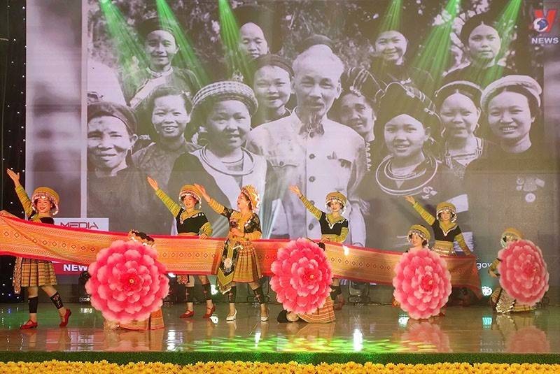 Hơn 100 diễn viên quần chúng tham gia trình diễn trang phục các dân tộc tỉnh Yên Bái năm 2025