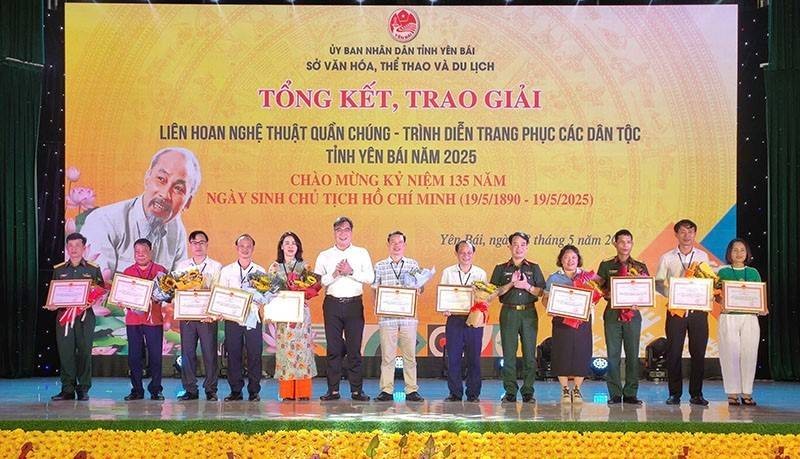 Hơn 100 diễn viên quần chúng tham gia trình diễn trang phục các dân tộc tỉnh Yên Bái năm 2025