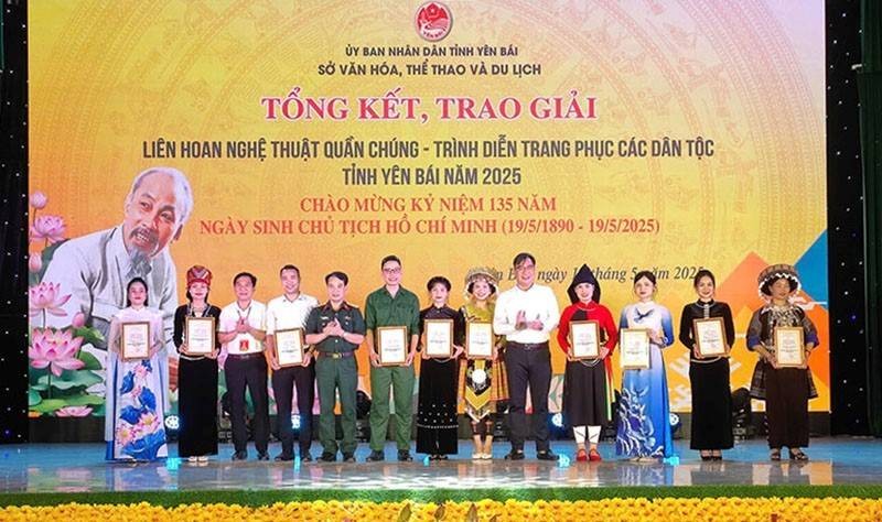 Hơn 100 diễn viên quần chúng tham gia trình diễn trang phục các dân tộc tỉnh Yên Bái năm 2025