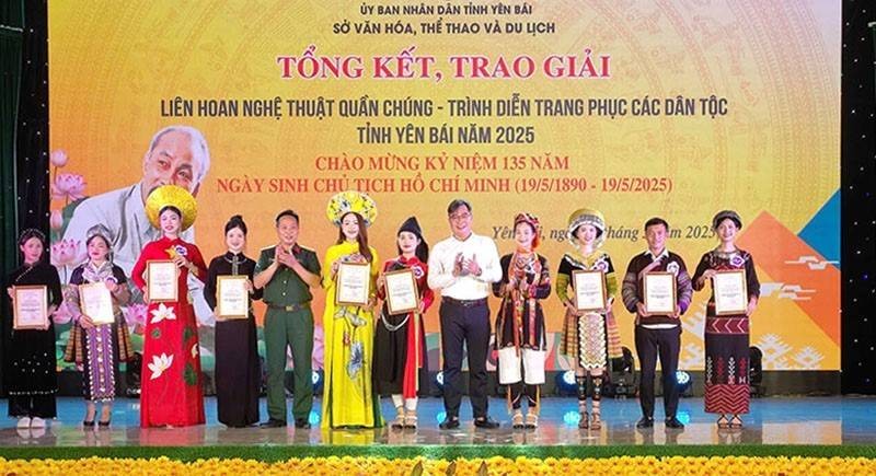 Hơn 100 diễn viên quần chúng tham gia trình diễn trang phục các dân tộc tỉnh Yên Bái năm 2025