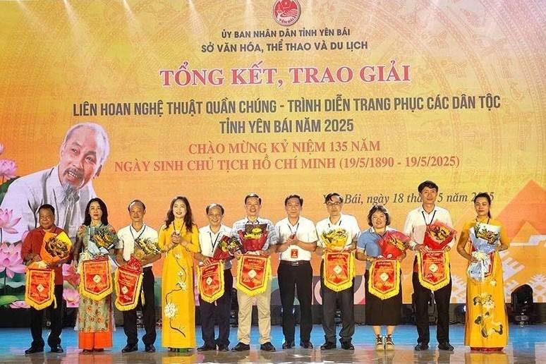 Hơn 100 diễn viên quần chúng tham gia trình diễn trang phục các dân tộc tỉnh Yên Bái năm 2025