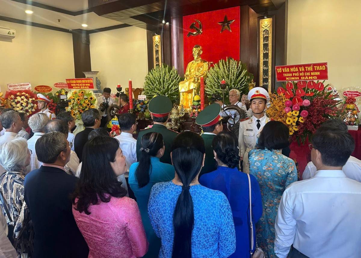 Đoàn dâng hương Chủ tịch Hồ Chí Minh tại Bảo tàng Hồ Chí Minh - Chi nhánh TP.Hồ Chí Minh. Ảnh: SGGP