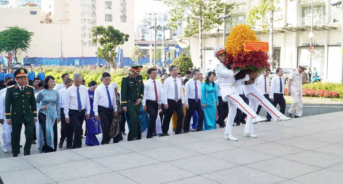 Các đại biểu dâng hoa Chủ tịch Hồ Chí Minh tại Công viên Tượng đài Chủ tịch Hồ Chí Minh. Ảnh: SGGP