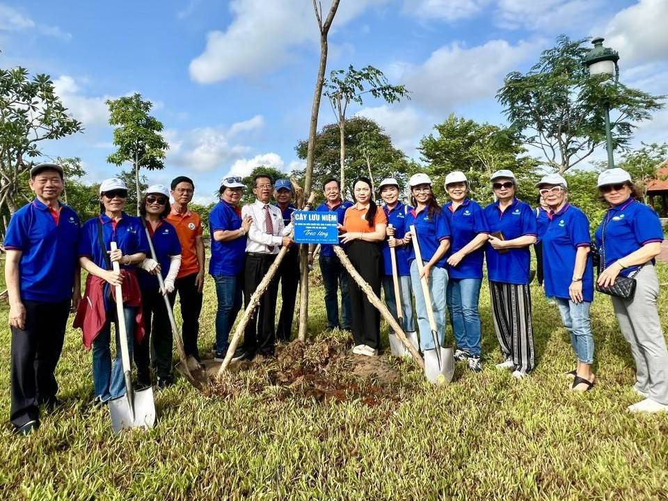 Kiều bào TP. Hồ Chí Minh dâng hương tưởng niệm và hưởng ứng "Tết trồng cây đời đời nhớ ơn Bác Hồ"