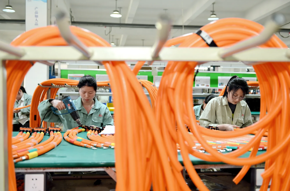 Tiêu dùng suy yếu kìm hãm đà phục hồi của Trung Quốc dù sản xuất công nghiệp khởi sắc