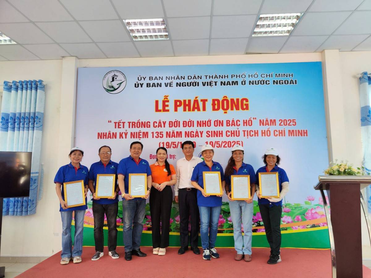 Bà Vũ Thị Huỳnh Mai, Chủ nhiệm Ủy ban về người việt Nam ở nước ngoài TPHCM và ông Lê Như Hải Long, Phó chủ tịch UBND huyện Bình Chánh trao giấy chứng nhận trồng cây cho kiều bào