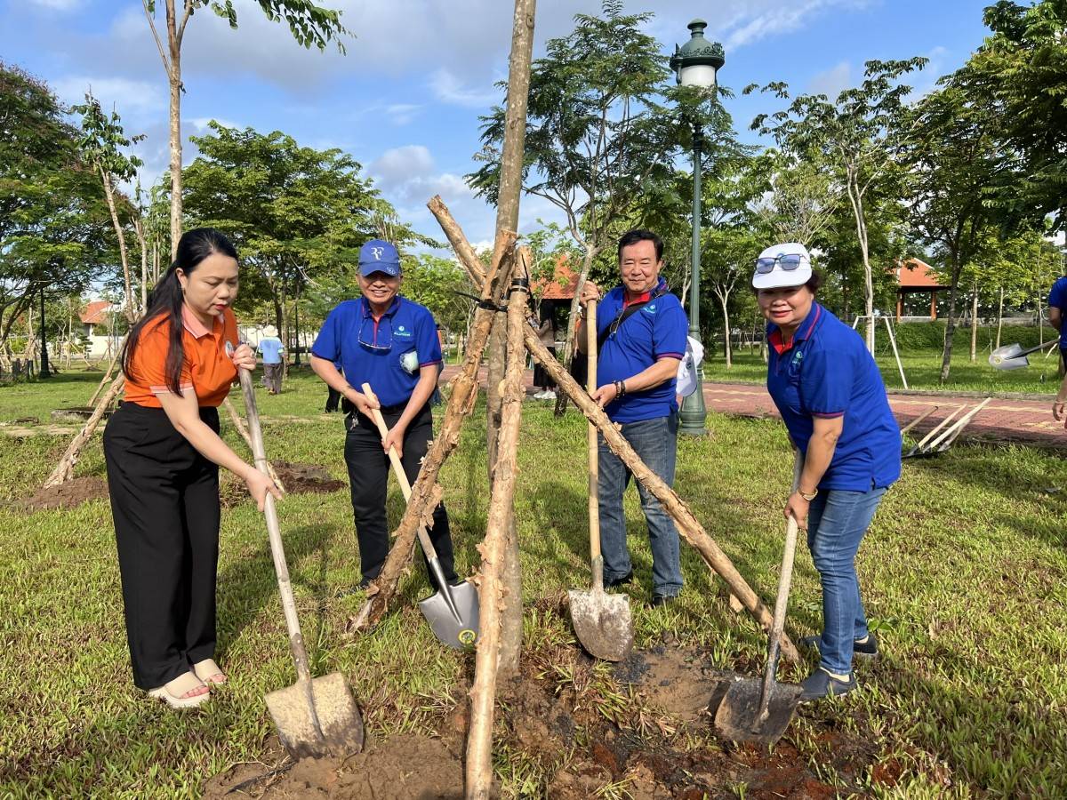 Kiều bào TP. Hồ Chí Minh dâng hương tưởng niệm và hưởng ứng 