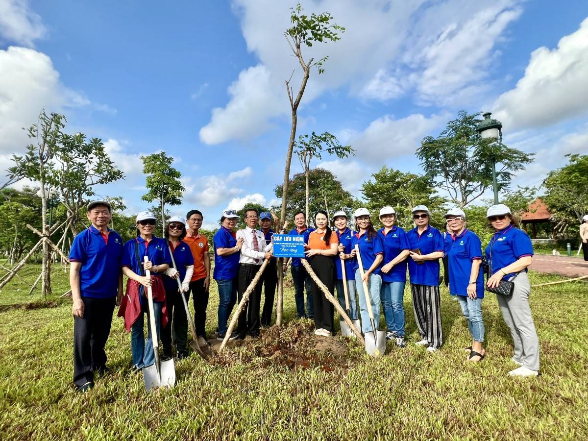 Kiều bào TP. Hồ Chí Minh dâng hương tưởng niệm và hưởng ứng 