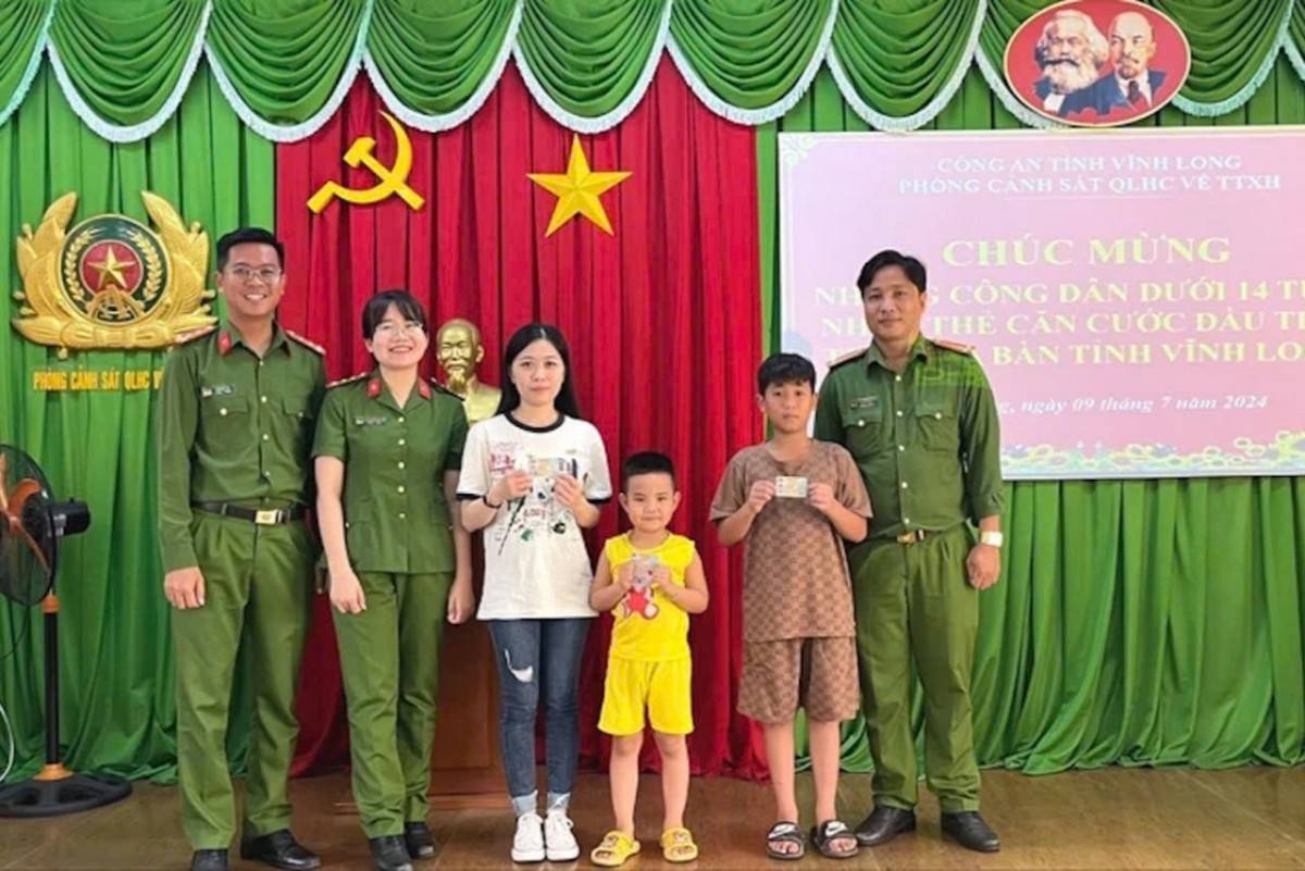 Cán bộ Cảnh sát QLHC về TTXH cấp căn cước cho công dân dưới 14 tuổi ở Vĩnh Long (Ảnh: CTV).