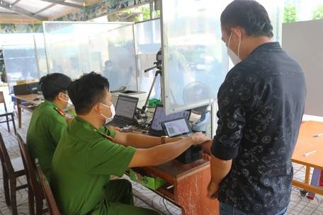 Lực lượng công an làm thủ tục cấp CCCD cho người dân