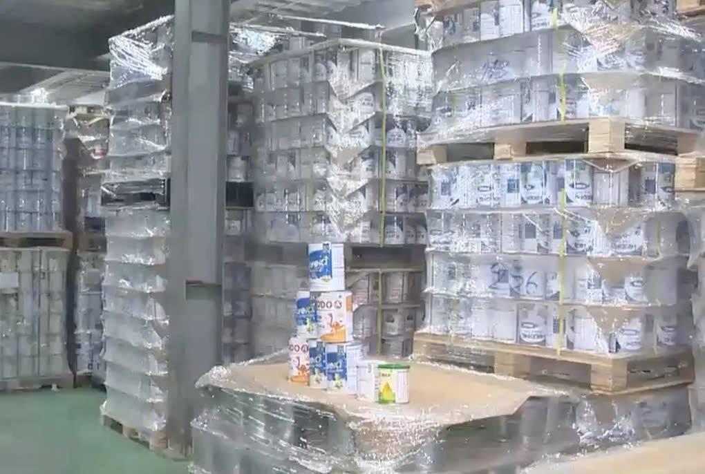 Kho sữa giả bị cơ quan chức năng phát hiện (Ảnh: VTV).