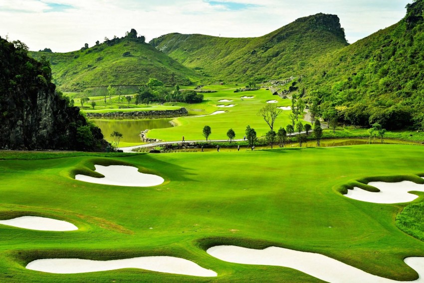 Sân gôn Legend Valley Country Club có nhiều hố thử thách và khung cảnh tuyệt đẹp