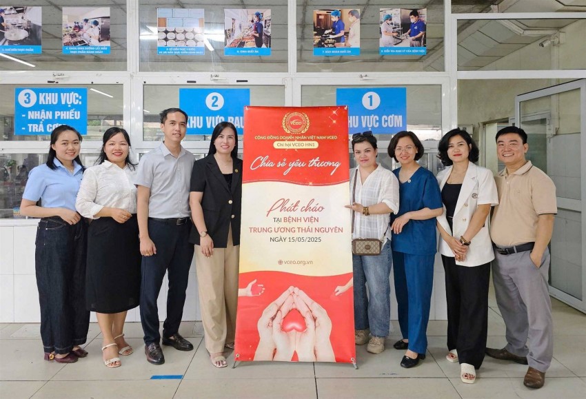 Doanh nhân VCEO lan tỏa yêu thương qua những bát cháo, ấm lòng nhân dân