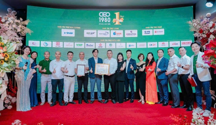 Các khách mời cùng chụp ảnh lưu niệm với 