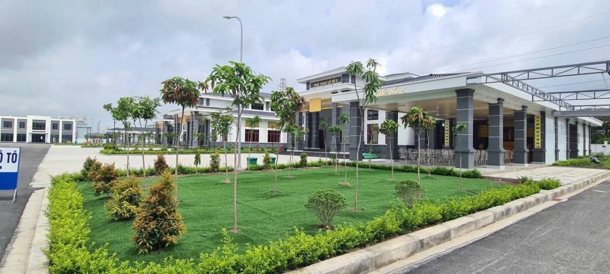 Cây xanh được trồng khắp khuôn viên, tạo không gian xanh mát, giảm bớt sự u buồn.