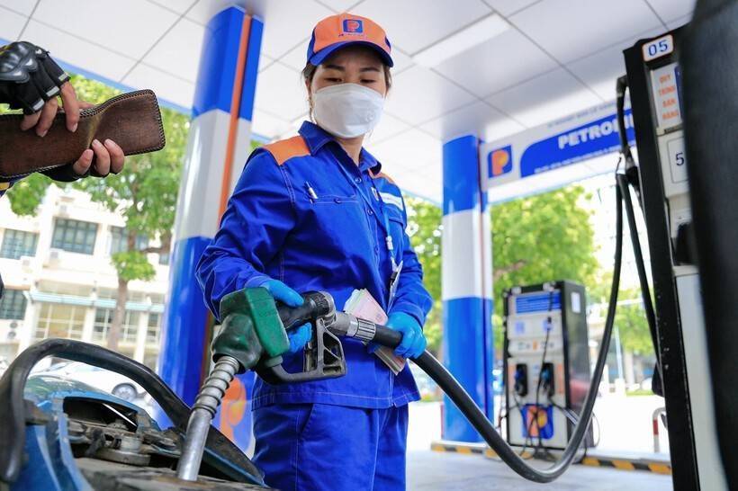Giảm thuế VAT xăng dầu: Đòn bẩy hạ giá, kích cầu toàn nền kinh tế