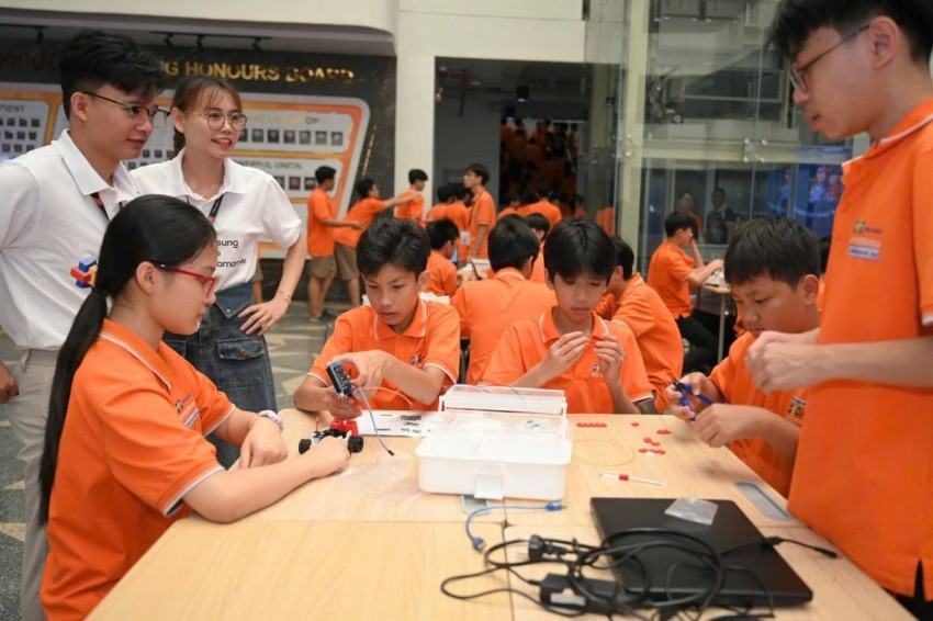 Các em học sinh tham dự Hoạt động Tìm hiểu và Sáng tạo Robot_2