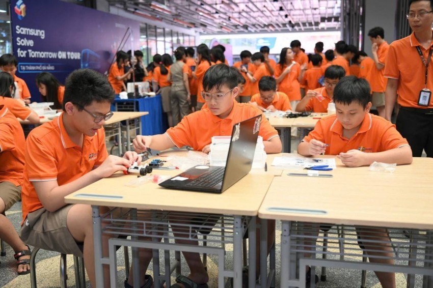 Các em học sinh tham dự Hoạt động Tìm hiểu và Sáng tạo Robot