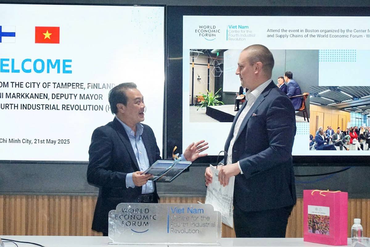 Ông Lê Trường Duy - Giám đốc Trung tâm HCMC C4IR trao đổi với Phó Thị trưởng Thành phố Tampere (Phần Lan) tại buổi làm việc.