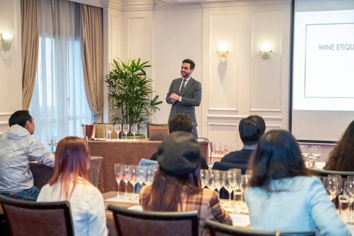 Trang bị kỹ năng mềm và ngoại giao là một trong những điểm nổi bật của chương trình MBA tại BUV, như việc học cách uống rượu và ăn một cách tinh tế trong các sự kiện quan trọng.