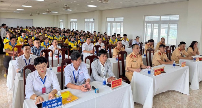 Các đại biểu và học viên dự Lễ khai mạc kỳ sát hạch đầu tiên vào sáng 22/5.