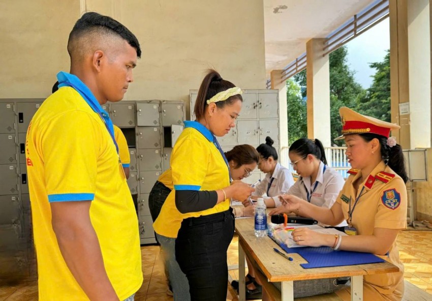 Cán bộ công an Đội sát hạch, cấp giấy phép lái xe cơ giới đường bộ - Công an tỉnh Đắk Lắk hướng dẫn học viên thi sát hạch GPLX ô tô.