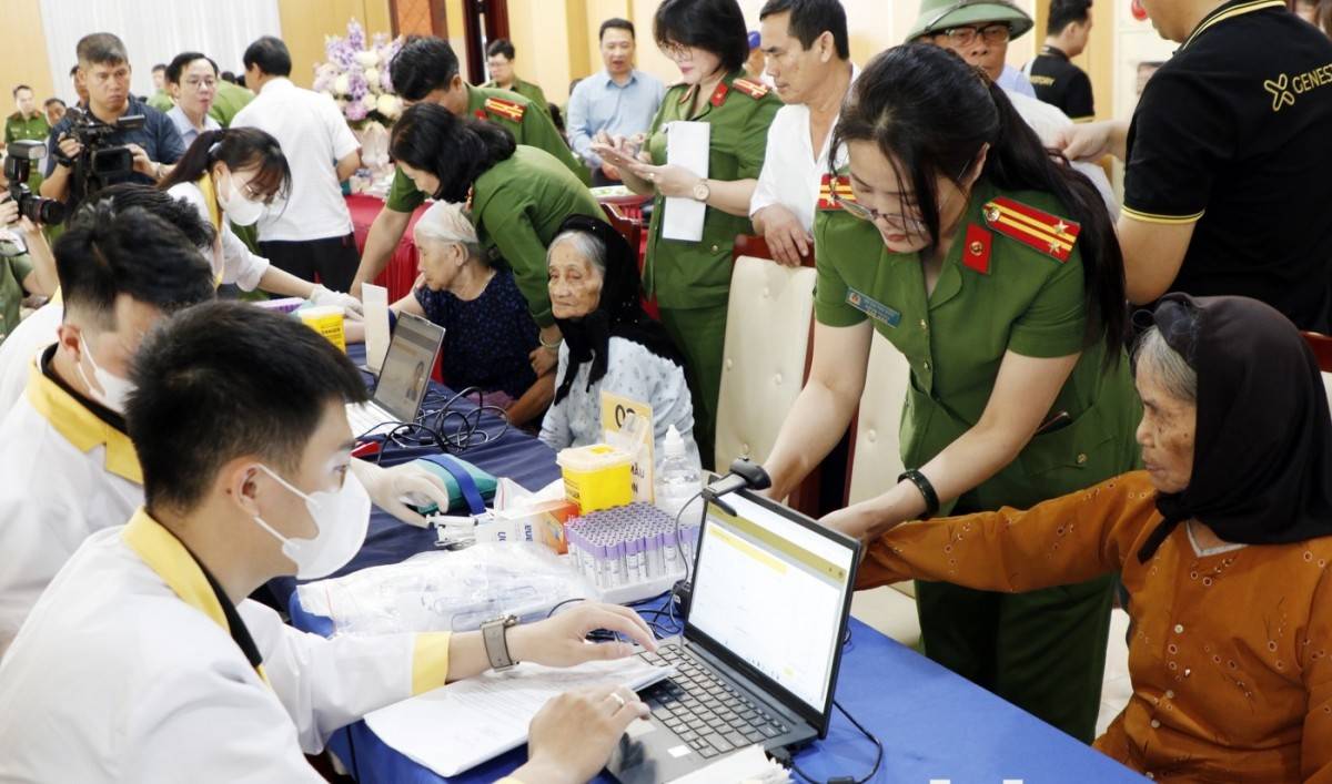 Lực lượng Công an và Công ty Cổ phần GeneStory thu nhận mẫu ADN của các thân nhân liệt sĩ