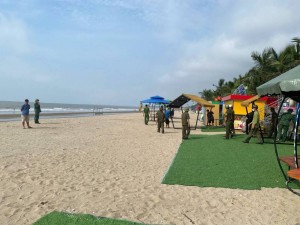 Tháo dỡ lều, quán lấn chiếm bãi biển ở Thanh Hóa