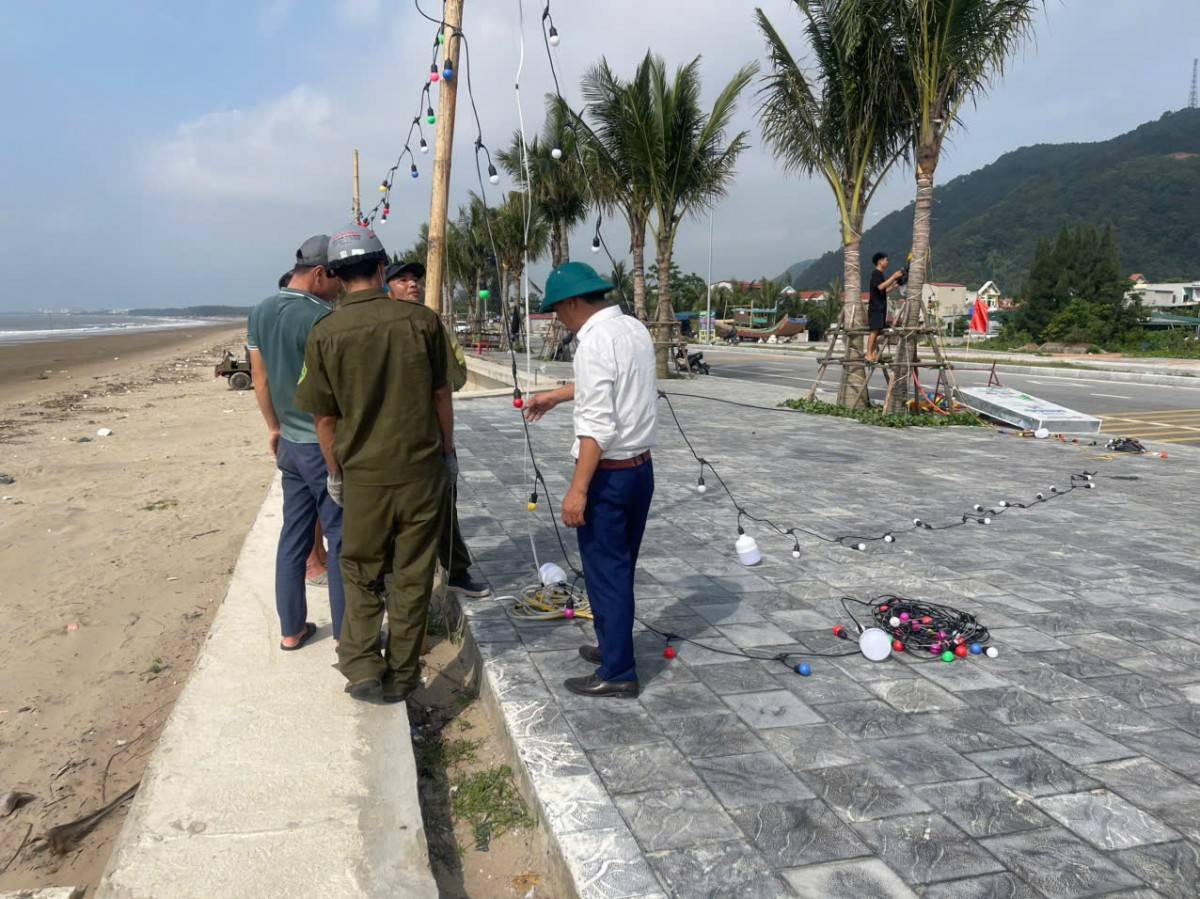 Lực lượng chức năng cùng người dân thực hiện tháo dỡ công trình vi phạm