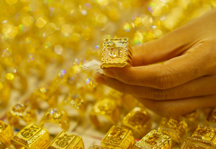 Giá vàng thế giới đang “đuối sức”, nhà đầu tư có nên mua vào thời điểm này