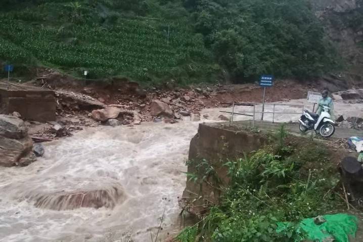 Lào Cai, Yên Bái: Mưa lớn gây sạt lở, chia cắt nhiều tuyến đường