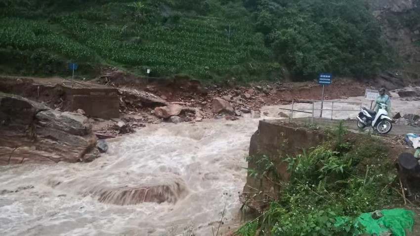 Lào Cai, Yên Bái: Mưa lớn gây sạt lở, chia cắt nhiều tuyến đường Lào Cai, Yên Bái: Mưa lớn gây sạt lở, chia cắt nhiều tuyến đường