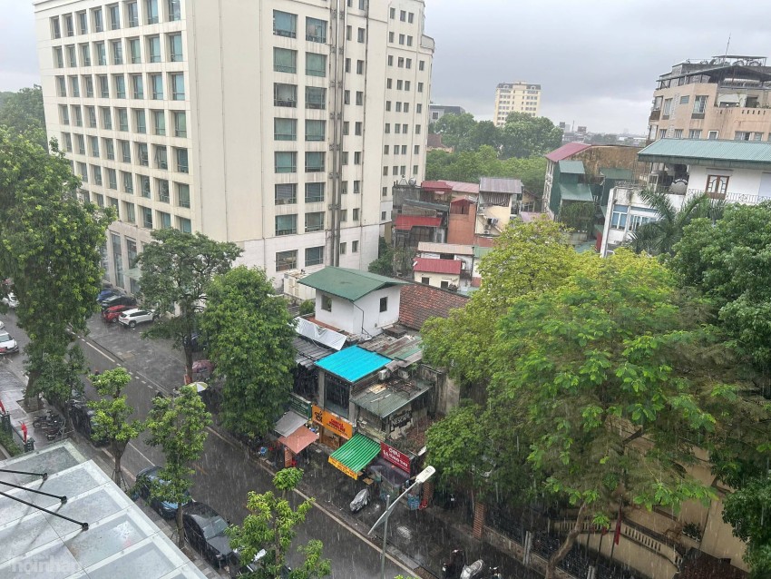 Thời tiết ngày mai 25/5/2025: Đón gió mùa đông bắc, Bắc Bộ và Nam Bộ tiếp diễn mưa lớn