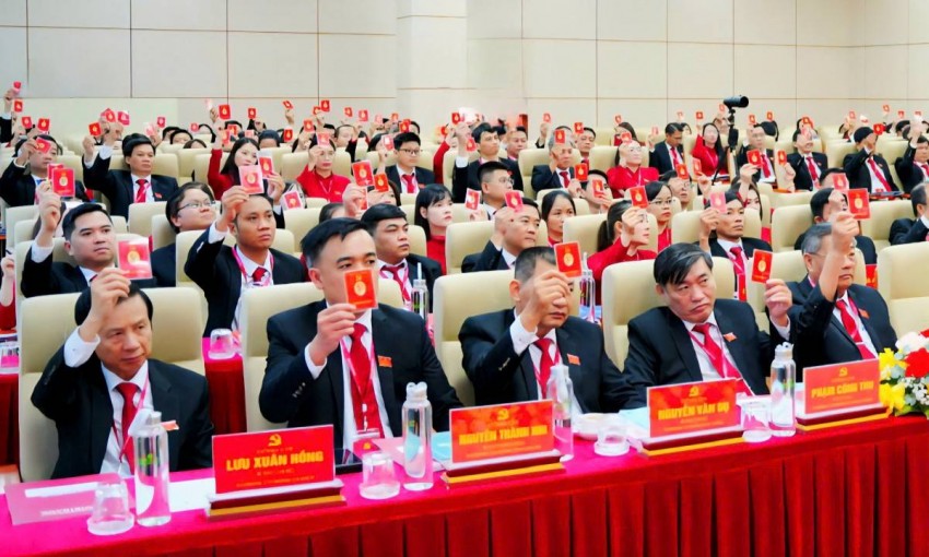 100% đại biểu biểu quyết tán thành nghị quyết đại hội.