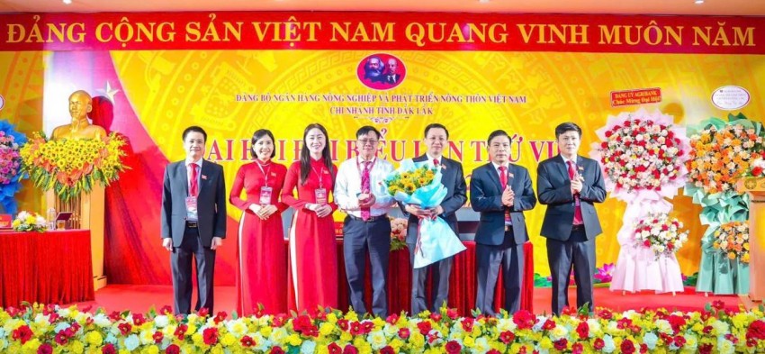  Đ/c Nguyễn Quang Hùng chúc mừng Ban chấp hành Đảng bộ Agribank Chi nhánh tỉnh Đắk Lắk nhiệm kỳ 2025 - 2030.