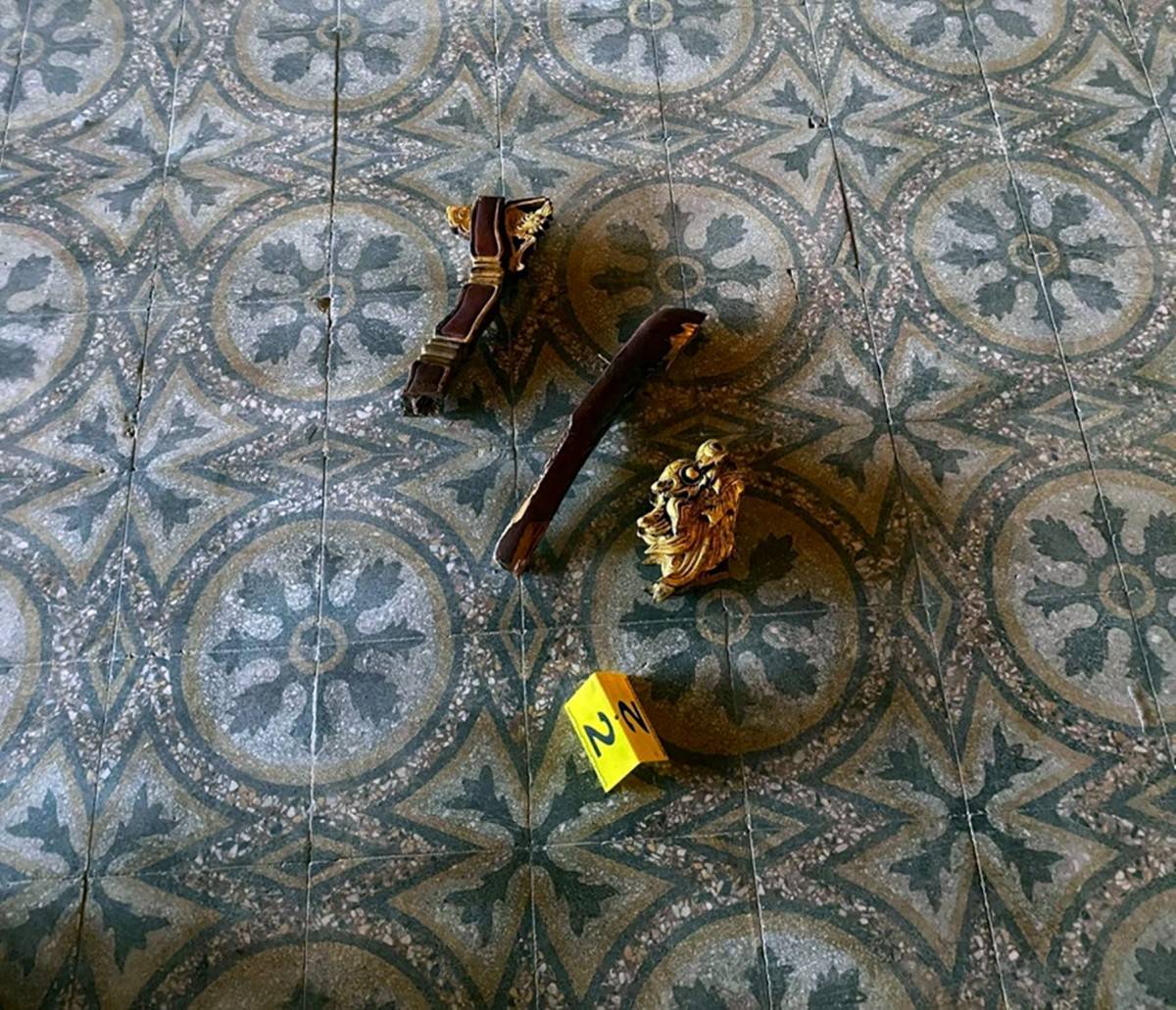 Ngai vàng tại Huế bị phá hỏng.