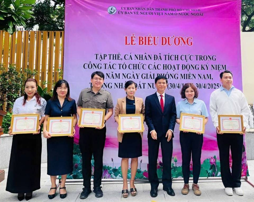 TP. Hồ Chí Minh khen thưởng các “chiến sĩ” thông tin trong công tác về người Việt Nam ở nước ngoài