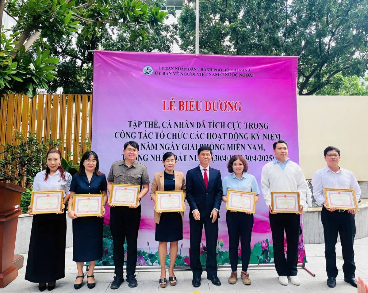 trao giấy khen cho 30 phóng viên, biên tập viên