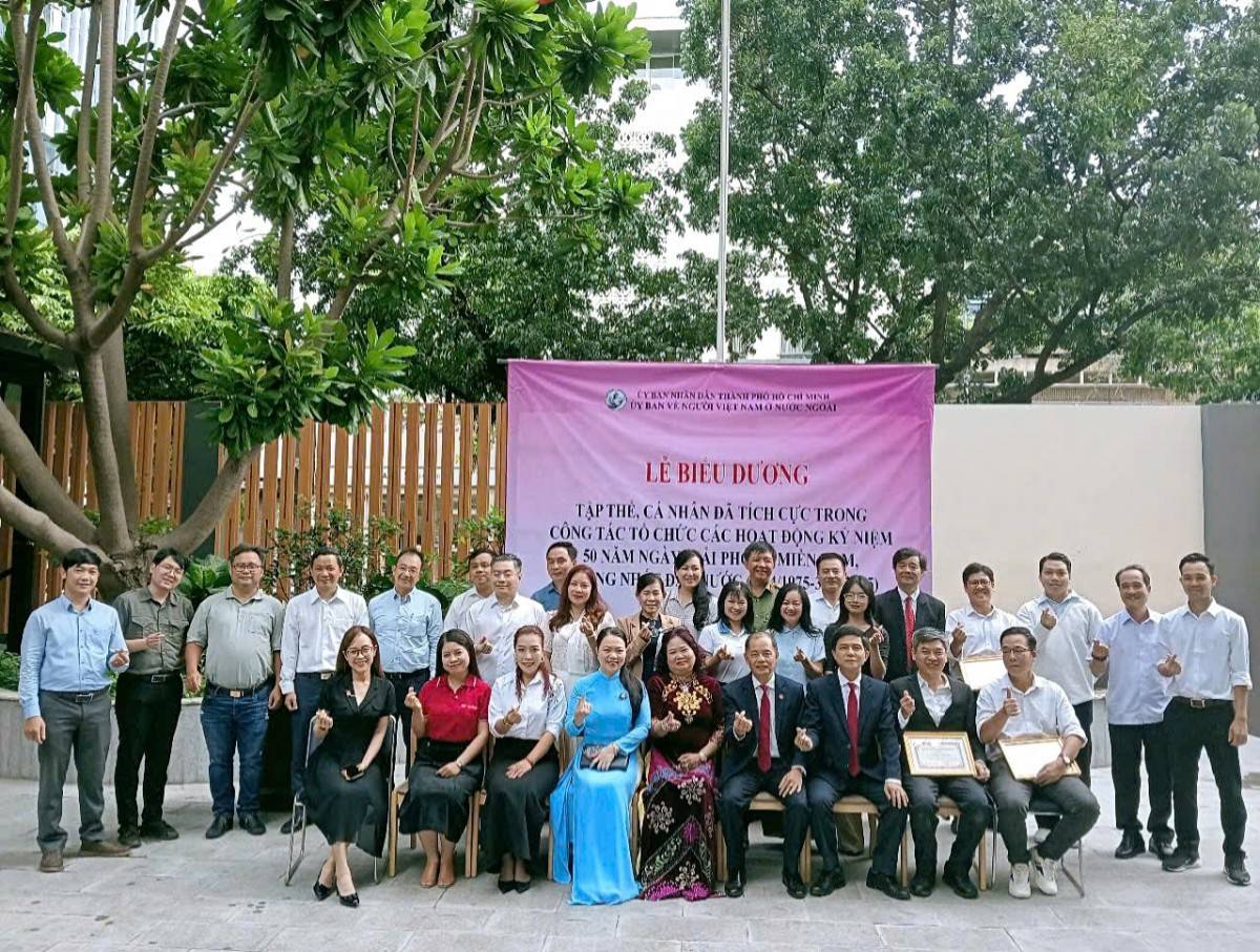 Các pho1ng viên, biên tập viên trên địa bàn Thành phố chụp ảnh kỷ niêm cùng Lãnh đạo Ủy ban về Người Việt Nam ở nước ngoài TP. HCM