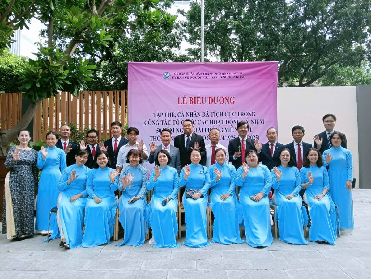 cán bộ, công chức và người lao động của Ủy ban về NVNONN TP. HCM chụp ảnh kỷ niệm tại buổi lễ