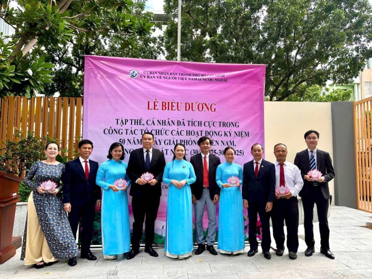 Chủ nhiệm Ủy ban về NVNONN Thành phố đã trao biểu trưng cho toàn thể cán bộ, công chức và người lao động của đơn vị.